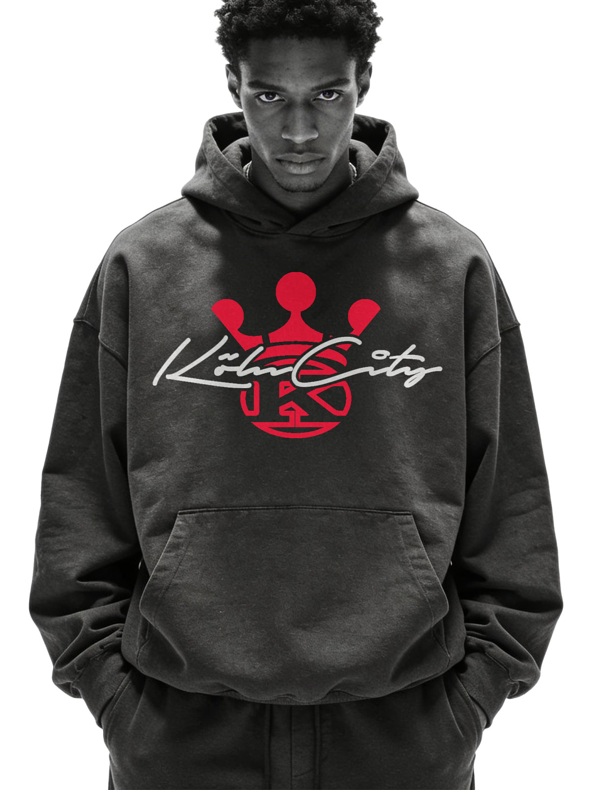 Dieser hochwertige Oversize-Hoodie aus schwerem Premium-Stoff vereint urbanen Streetwear-Style mit echter Kölner Tradition. Das markante „K-Kronen“-Emblem, inspiriert von den Heiligen Drei Königen, dem Wahrzeichen der Stadt Köln und des Kölner Doms, verleiht dem Hoodie einen einzigartigen Charakter. Ergänzt wird das Design durch den stilvollen Schriftzug „Köln City“, der die Verbundenheit zur Domstadt modern und authentisch ausdrückt.